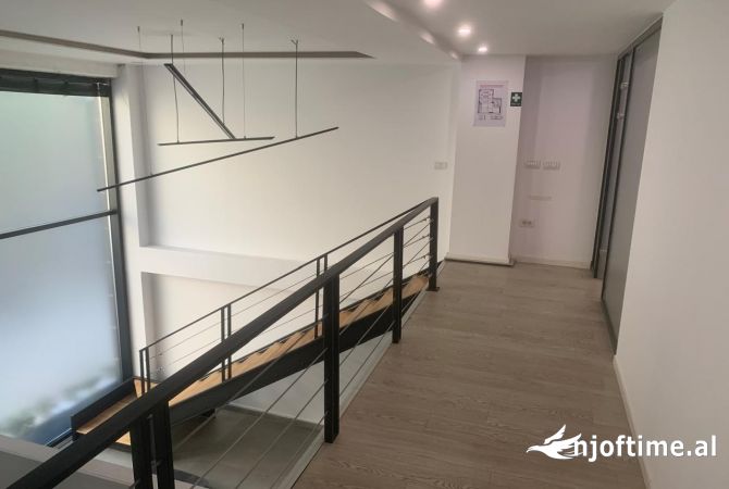 Ambiente Commerciale in Affitto 1+1 a Tirana - 2,700 Euro