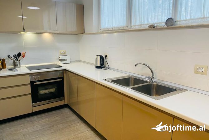 Shtepi ne shitje Apartament ne Tirane, 2+1, Mobilimi E mobiluar, Pagesa 258,000  Euro.