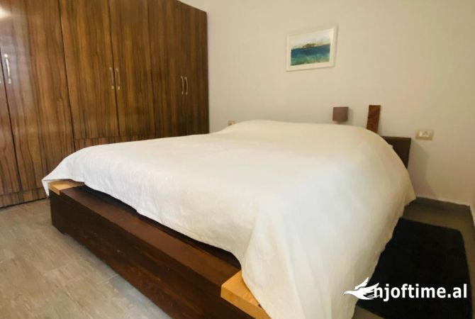 Shtepi ne shitje Apartament ne Tirane, 2+1, Mobilimi E mobiluar, Pagesa 258,000  Euro.