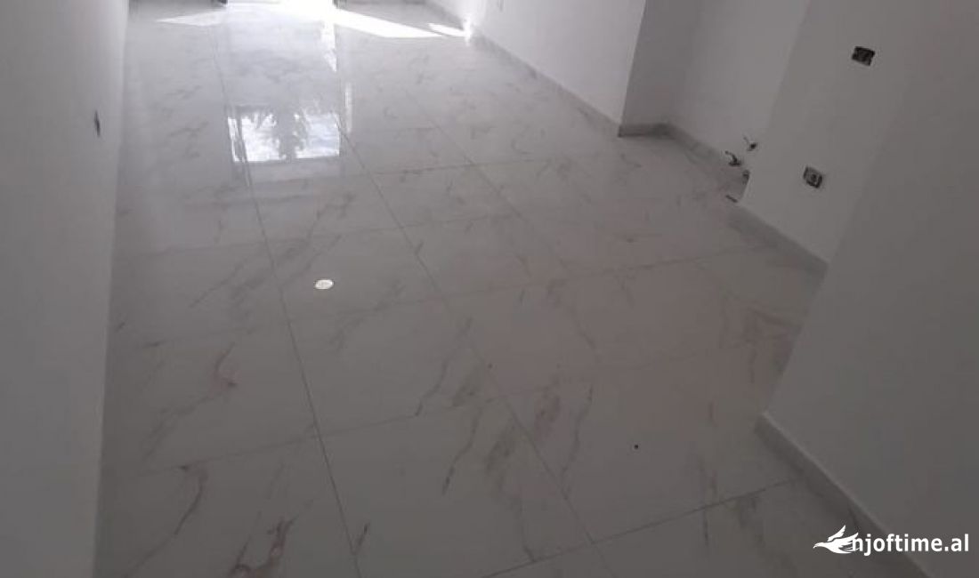 Shitet Dyqan perball Ish Ekspozites 