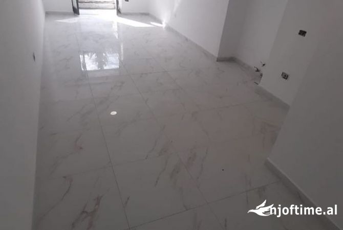 Shitet Dyqan perball Ish Ekspozites 