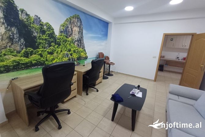 Ambiente Commerciale in Affitto 3+1 a Tirana - 1,200 Euro