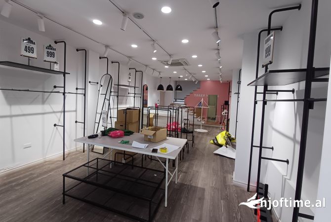 Ambiente Commerciale in Affitto 1+1 a Tirana - 5,000 Euro