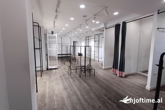 Ambiente Commerciale in Affitto 1+1 a Tirana - 5,000 Euro