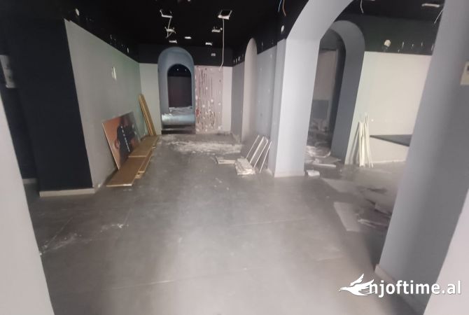 Ambiente Commerciale in Affitto 1+1 a Tirana - 6,500 Euro