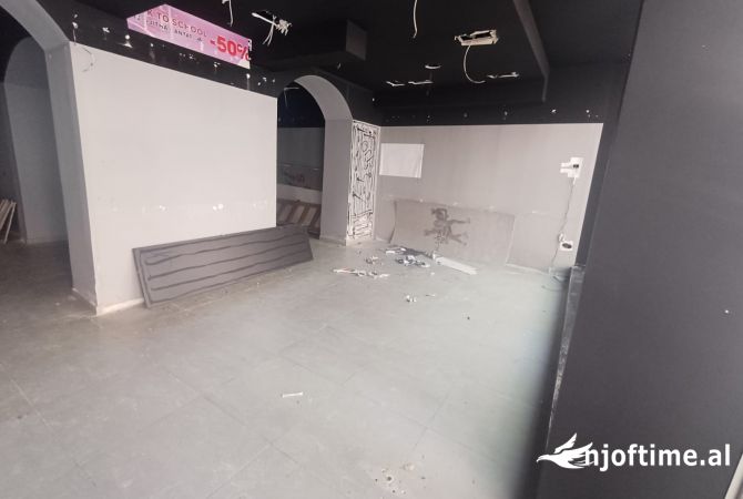 Ambiente Commerciale in Affitto 1+1 a Tirana - 6,500 Euro