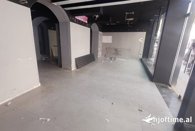 Ambiente Commerciale in Affitto 1+1 a Tirana - 6,500 Euro