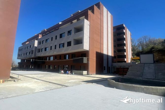 Shitet Apartament 2+1 prane Rruges se Elbasanit