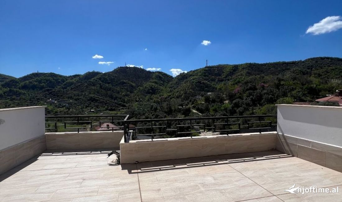 Shtepi ne shitje Duplex(shtepi me 2 kate) ne Tirane, 3+1, Mobilimi Bosh, pa mobiluar, Pagesa 329,000  Euro.