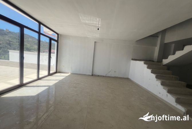 Shtepi ne shitje Duplex(shtepi me 2 kate) ne Tirane, 3+1, Mobilimi Bosh, pa mobiluar, Pagesa 329,000  Euro.