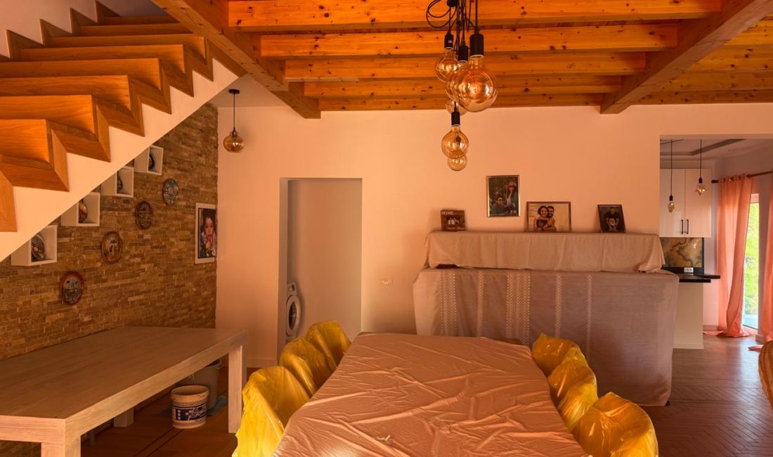 Shtepi ne shitje Vila Luksoze ne Tirane, 3+1, Mobilimi E mobiluar, Pagesa 600,000  Euro.