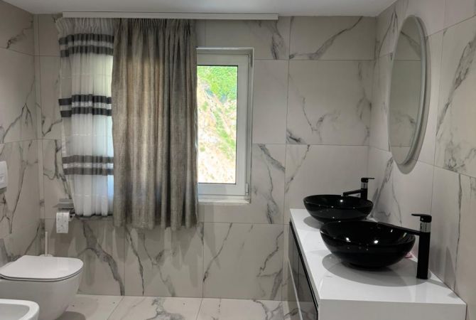 Shtepi ne shitje Vila Luksoze ne Tirane, 3+1, Mobilimi E mobiluar, Pagesa 600,000  Euro.