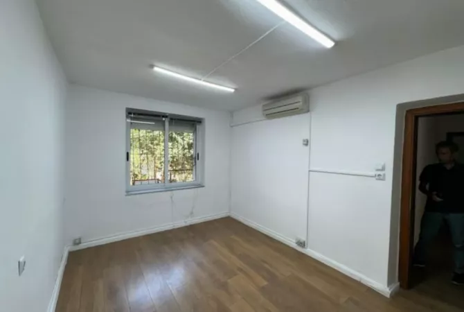 Business Property for Rent 3+1 in Tirana - 40,000 Leke