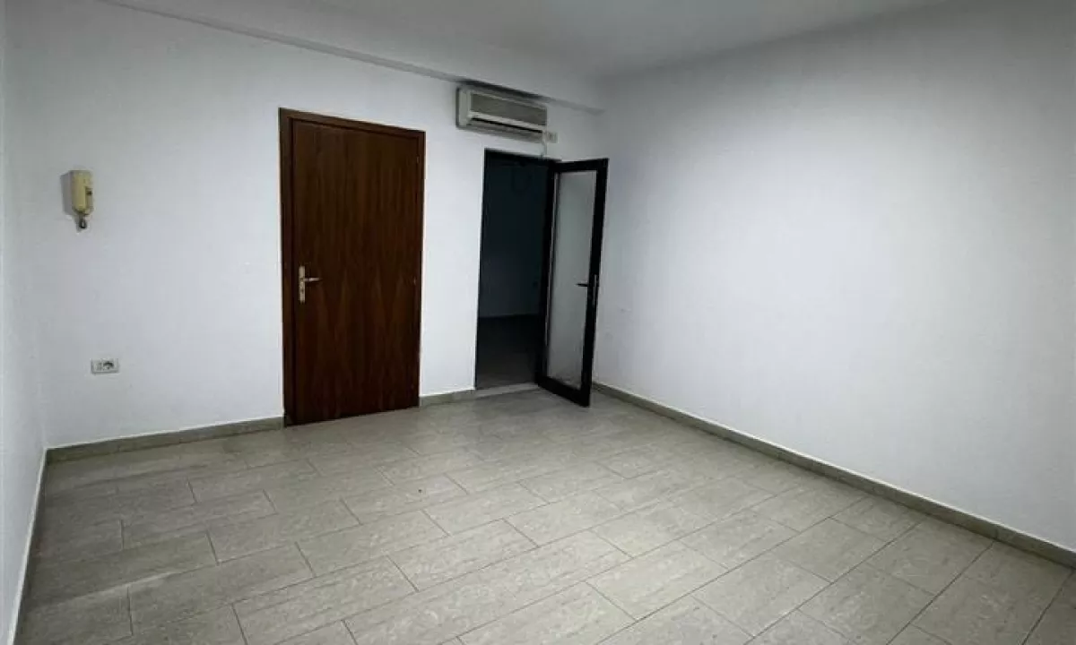 AMBIENT ME QIRA TE BRRYLI 230 M2 