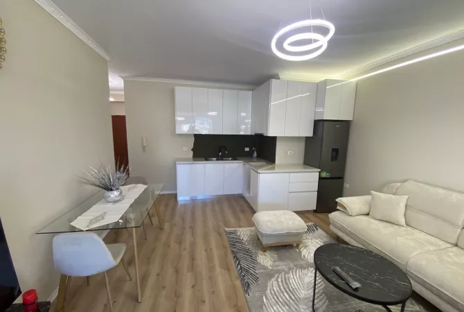 APARTAMENT 1+1 ME QIRA ZOGU I ZI 700 EURO