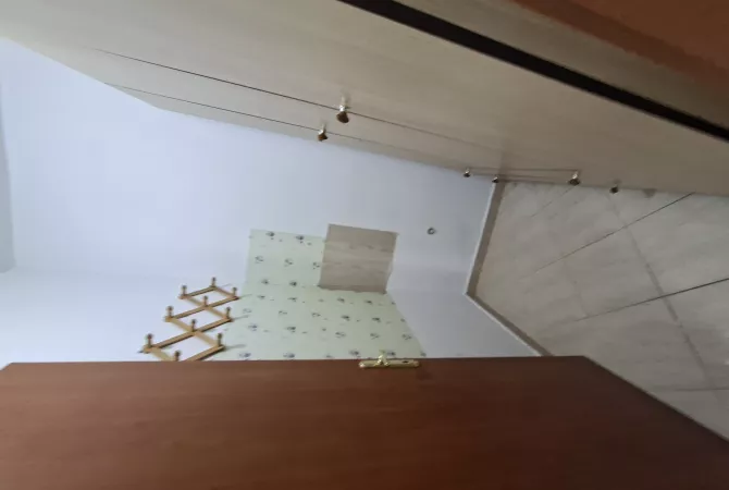 Shtepi ne shitje Apartament ne Tirane, 1+1, Mobilimi E mobiluar, Pagesa 192,000  Euro.