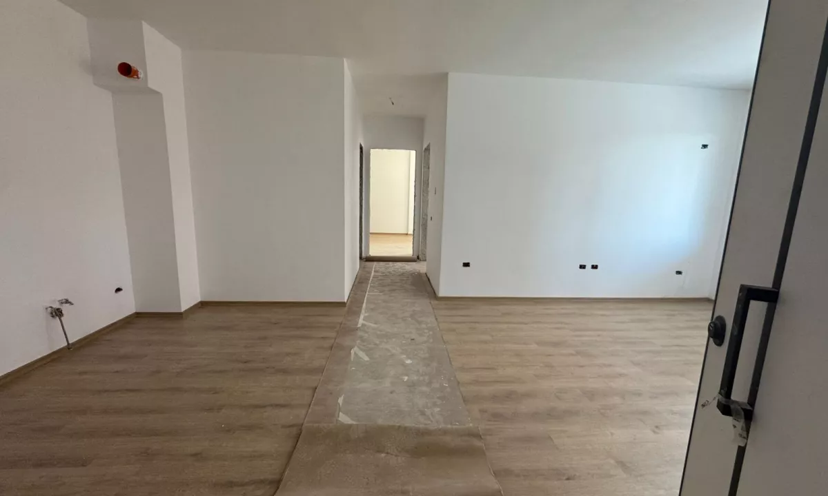 Shtepi ne shitje Apartament ne Tirane, 2+1, Mobilimi Bosh, pa mobiluar, Pagesa 183,000  Euro.