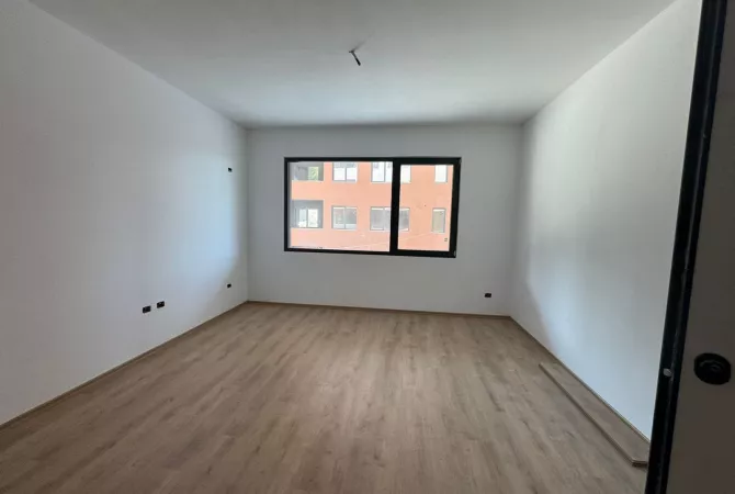Shtepi ne shitje Apartament ne Tirane, 2+1, Mobilimi Bosh, pa mobiluar, Pagesa 183,000  Euro.