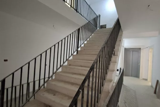 Shtepi ne shitje Apartament ne Tirane, 2+1, Mobilimi Bosh, pa mobiluar, Pagesa 185,000  Euro.