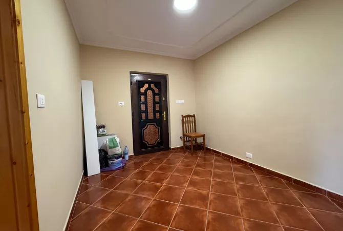Shtepi ne shitje Apartament ne Tirane, 1+1, Mobilimi Pjeserisht e mobiluar, Pagesa 138,000  Euro.