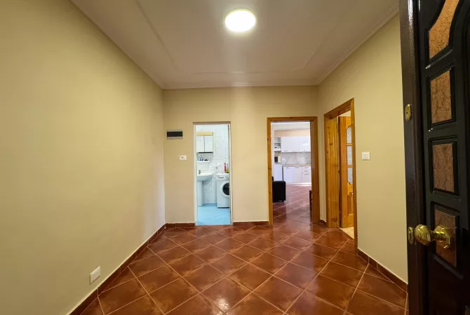 Shtepi ne shitje Apartament ne Tirane, 1+1, Mobilimi Pjeserisht e mobiluar, Pagesa 138,000  Euro.
