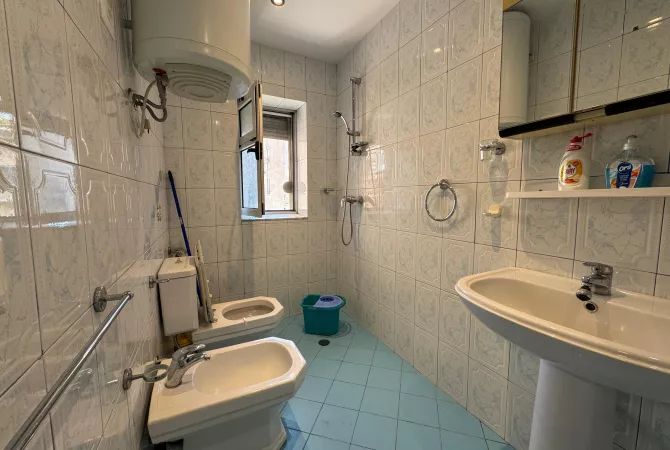 Shtepi ne shitje Apartament ne Tirane, 1+1, Mobilimi Pjeserisht e mobiluar, Pagesa 138,000  Euro.