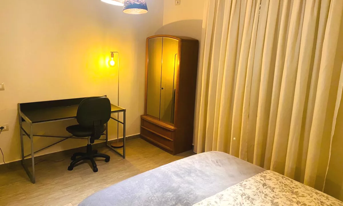 Shtepi ne shitje Apartament ne Tirane, 2+1, Mobilimi E mobiluar, Pagesa 258,000  Euro.