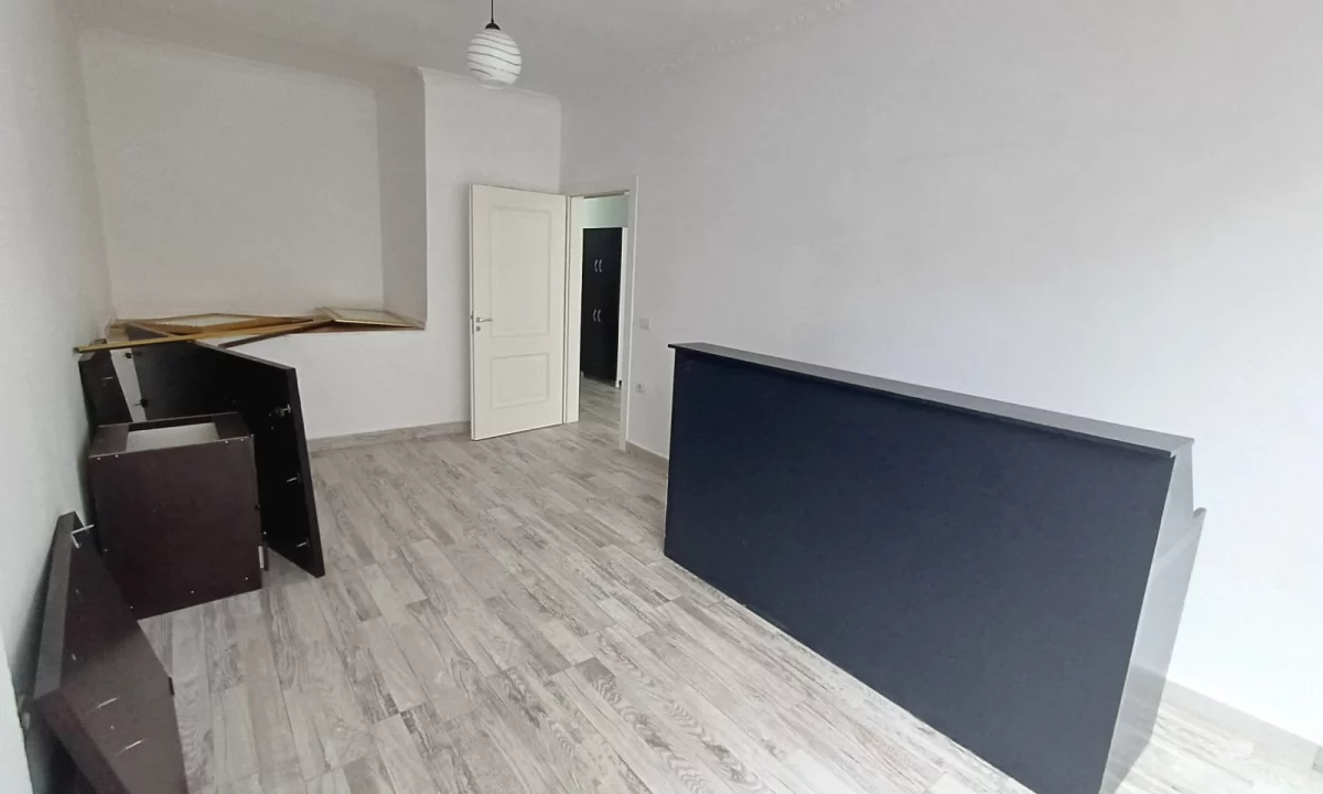 Shtepi ne shitje Apartament ne Tirane, 1+1, Mobilimi Pjeserisht e mobiluar, Pagesa 407,550  Euro.