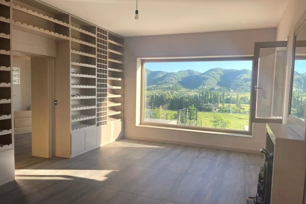 Shtepi ne shitje Shtepi Private ne Tirane, 3+1, Mobilimi Pjeserisht e mobiluar, Pagesa 396,000  Euro.