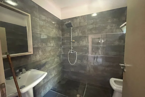 Shtepi ne shitje Shtepi Private ne Tirane, 3+1, Mobilimi Pjeserisht e mobiluar, Pagesa 396,000  Euro.