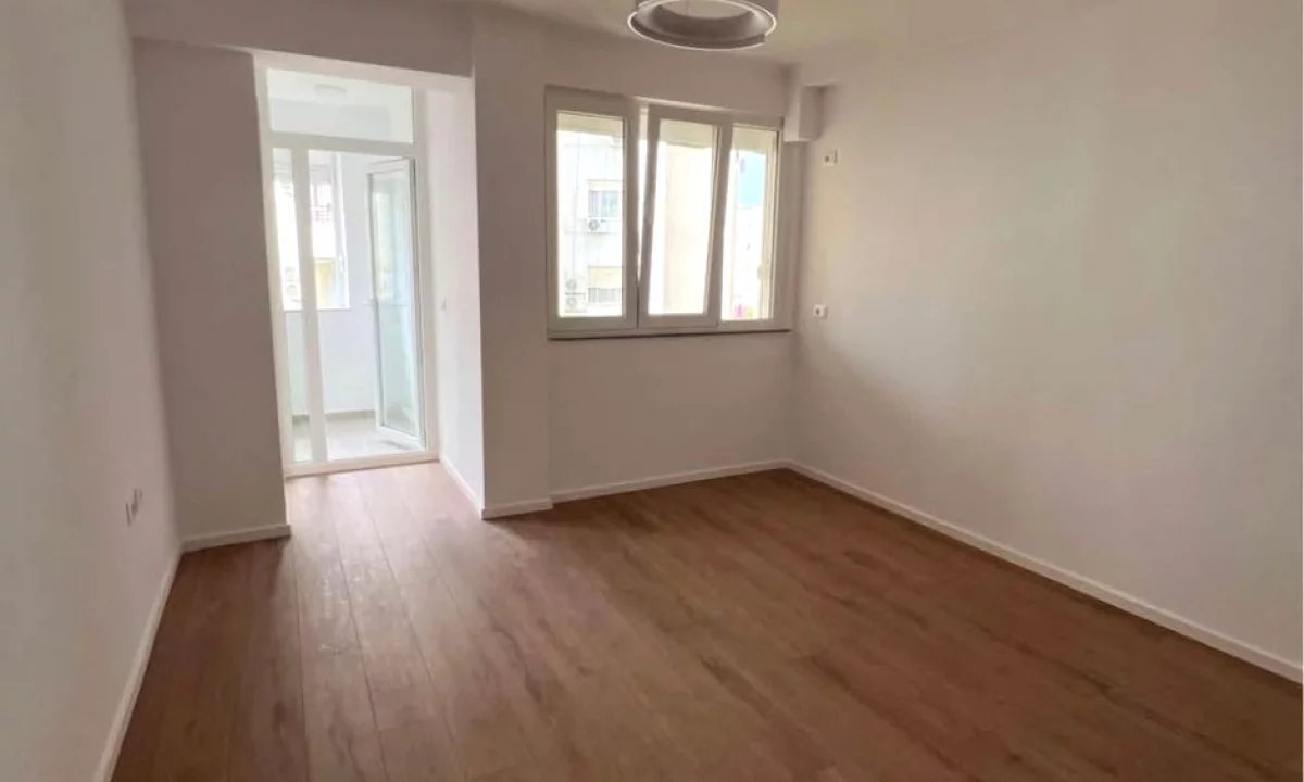 Shtepi ne shitje Apartament ne Tirane, 1+1, Mobilimi Bosh, pa mobiluar, Pagesa 102,000  Euro.