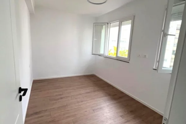 Shtepi ne shitje Apartament ne Tirane, 1+1, Mobilimi Bosh, pa mobiluar, Pagesa 102,000  Euro.