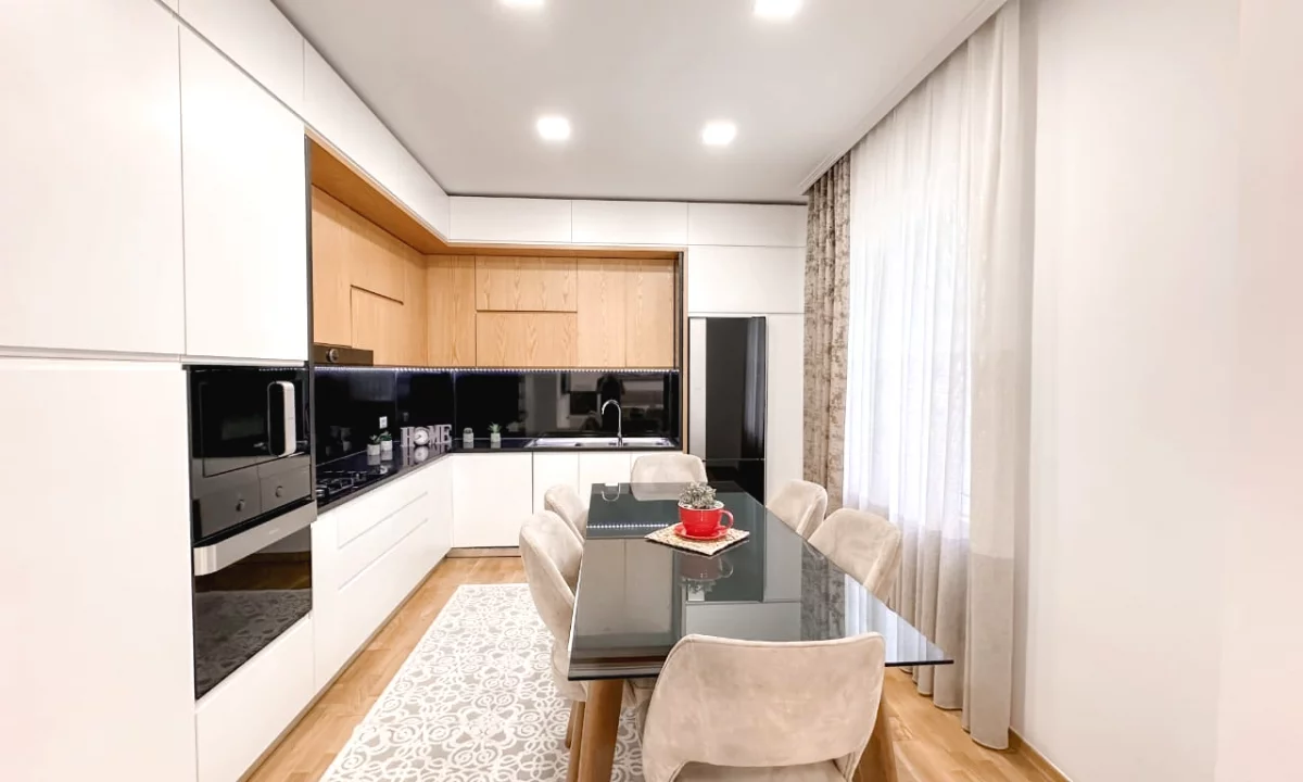 Shtepi ne shitje Apartament ne Tirane, 3+1, Mobilimi E mobiluar, Pagesa 250,000  Euro.
