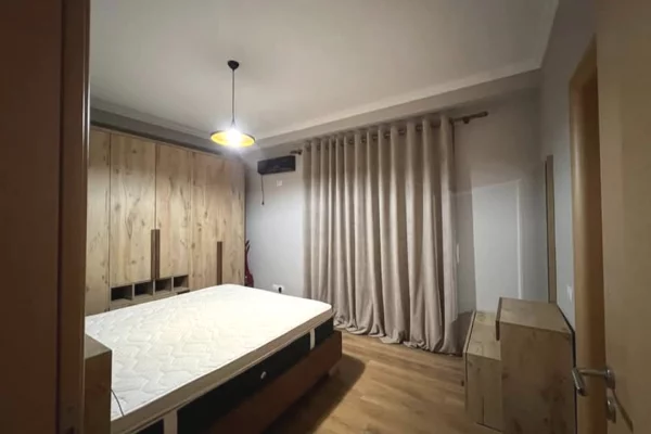 Shtepi me qera Apartament ne Tirane, 2+1, Mobilimi E mobiluar, Pagesa 900  Euro.