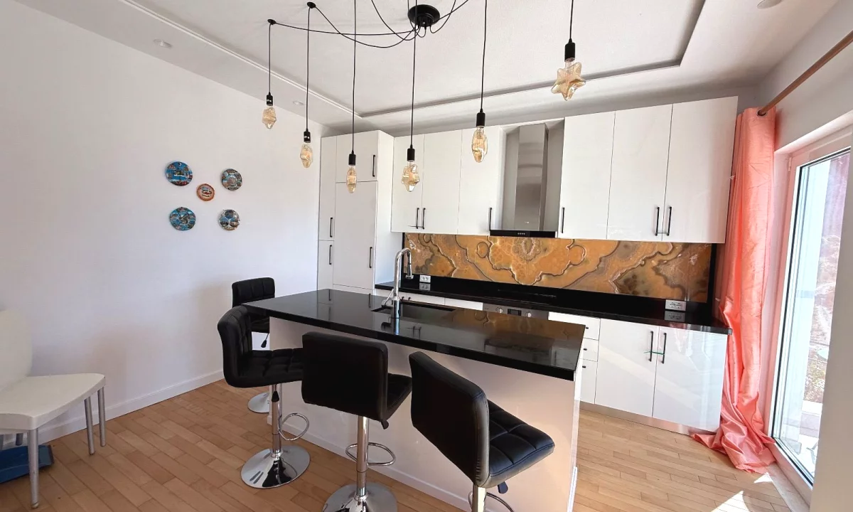 Shtepi ne shitje Vila Luksoze ne Tirane, 5+1, Mobilimi E mobiluar, Pagesa 599,000  Euro.