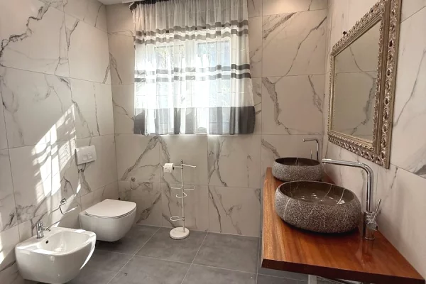 Shtepi ne shitje Vila Luksoze ne Tirane, 5+1, Mobilimi E mobiluar, Pagesa 599,000  Euro.