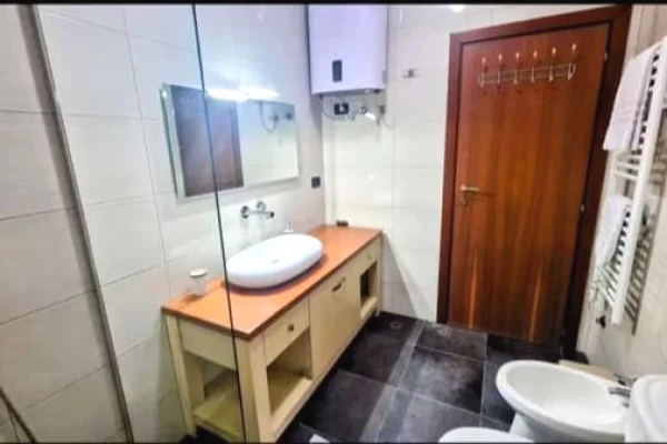 Shtepi me qera Apartament ne Tirane, 2+1, Mobilimi E mobiluar, Pagesa 900  Euro.