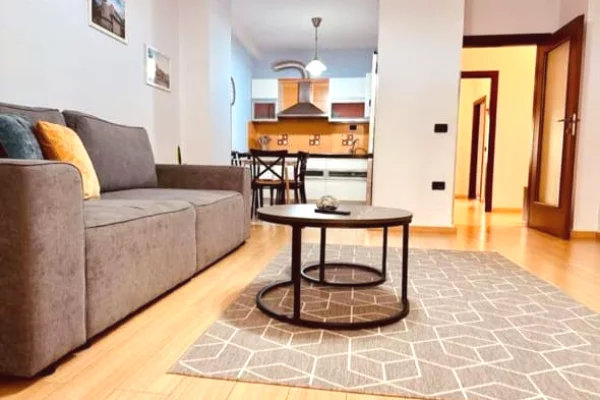 Shtepi me qera Apartament ne Tirane, 2+1, Mobilimi E mobiluar, Pagesa 900  Euro.