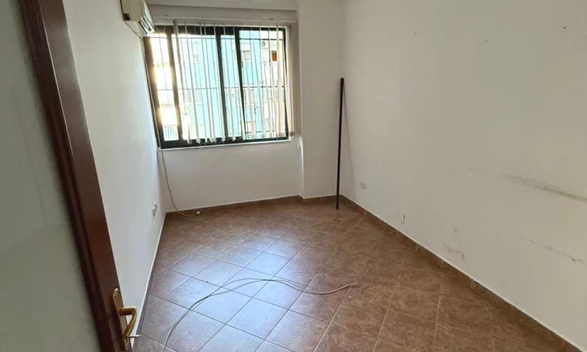 Shtepi ne shitje Apartament ne Tirane, 4+1, Mobilimi Bosh, pa mobiluar, Pagesa 350,000  Euro.