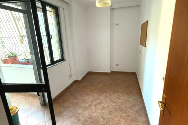 Shtepi ne shitje Apartament ne Tirane, 4+1, Mobilimi Bosh, pa mobiluar, Pagesa 350,000  Euro.