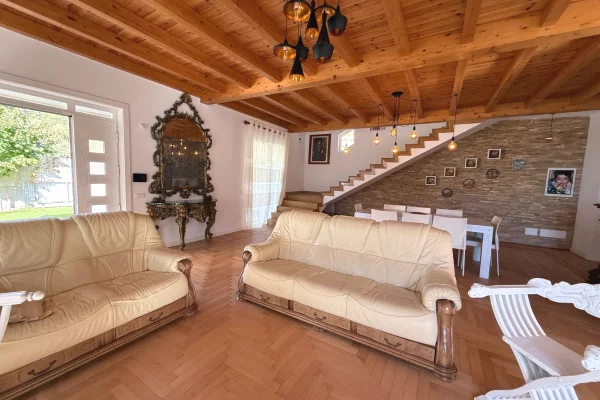 Shtepi ne shitje Vila Luksoze ne Tirane, 5+1, Mobilimi E mobiluar, Pagesa 600,000  Euro.