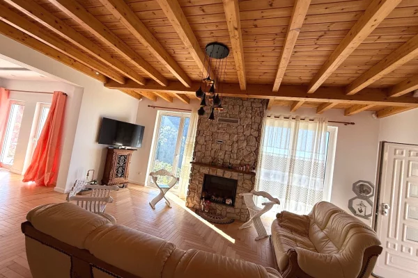 Shtepi ne shitje Vila Luksoze ne Tirane, 5+1, Mobilimi E mobiluar, Pagesa 600,000  Euro.