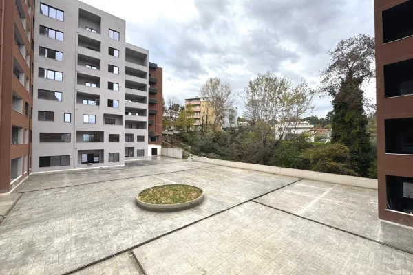 Shtepi ne shitje Apartament ne Tirane, 2+1, Mobilimi Bosh, pa mobiluar, Pagesa 180,000  Euro.