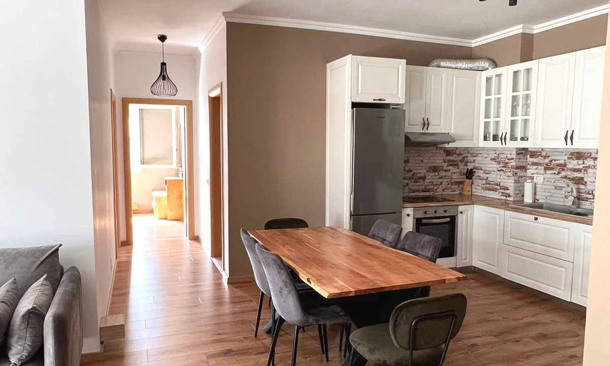 Shtepi me qera Apartament ne Tirane, 2+1, Mobilimi Pjeserisht e mobiluar, Pagesa 850  Euro.