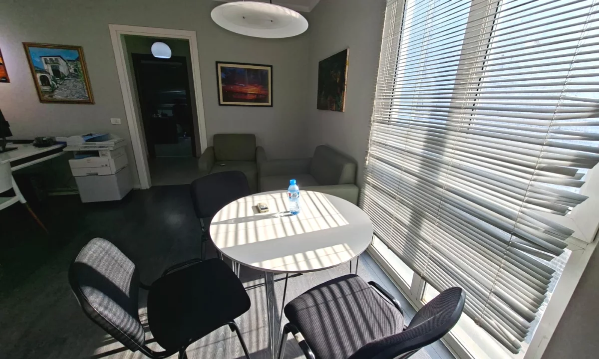 AMBIENT PER ZYRA ME QIRA ISH EKSPOZITA 700 EURO