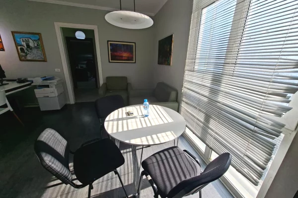 AMBIENT PER ZYRA ME QIRA ISH EKSPOZITA 700 EURO