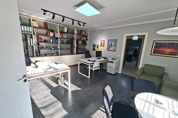 AMBIENT PER ZYRA ME QIRA ISH EKSPOZITA 700 EURO