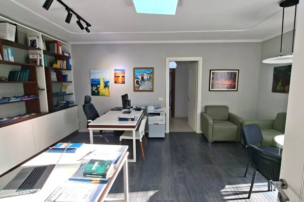 AMBIENT PER ZYRA ME QIRA ISH EKSPOZITA 700 EURO