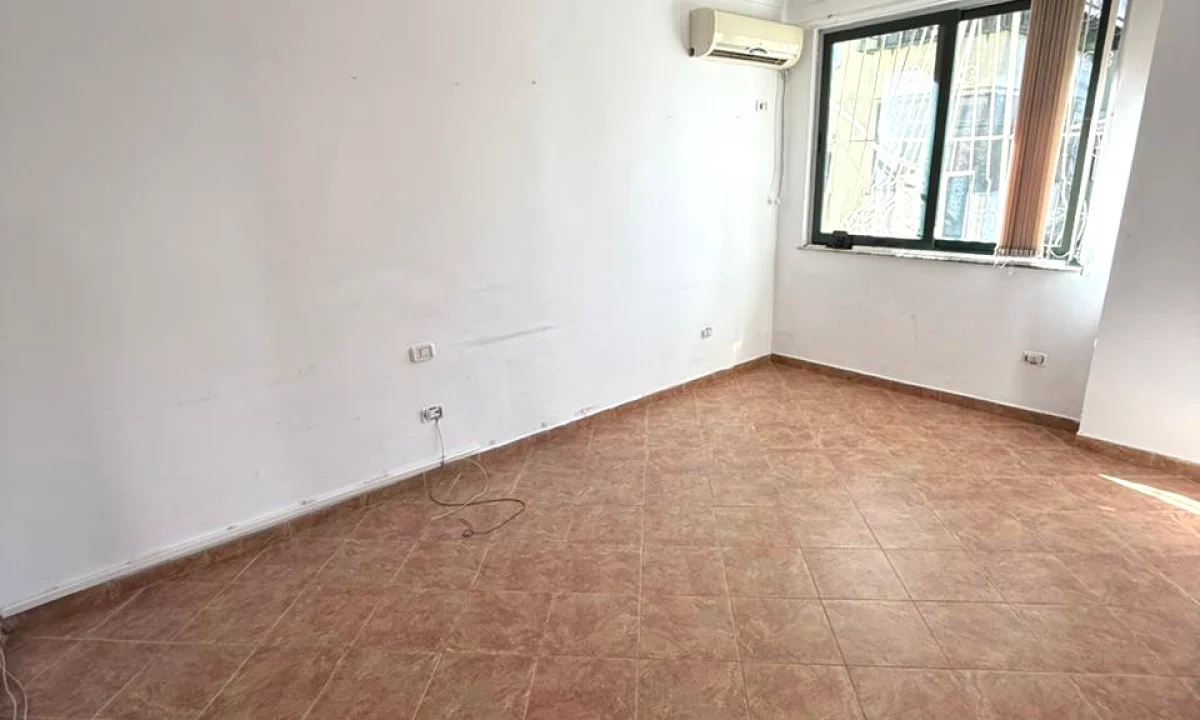 ZYRE 143 m2  ME QIRA PRANE GJYKATES 1000 EURO 