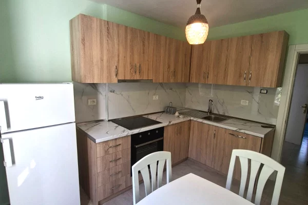 Shtepi me qera Apartament ne Tirane, 2+1, Mobilimi Pjeserisht e mobiluar, Pagesa 650  Euro.